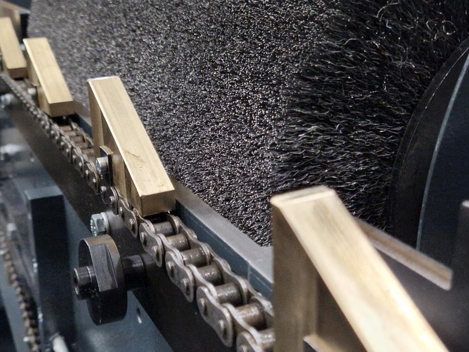 Deburring brush