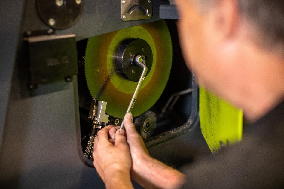 Fitting the saw blade